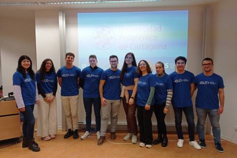 Los diez estudiantes de la UPCT, en Dresden.